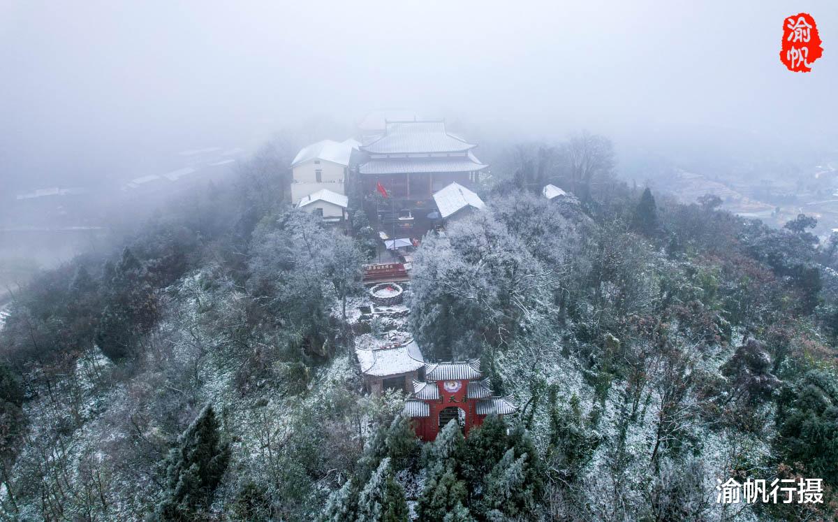 山东省|重庆2023年的第一场雪，航拍潼南最高的龙多山，银装素裹如同仙境