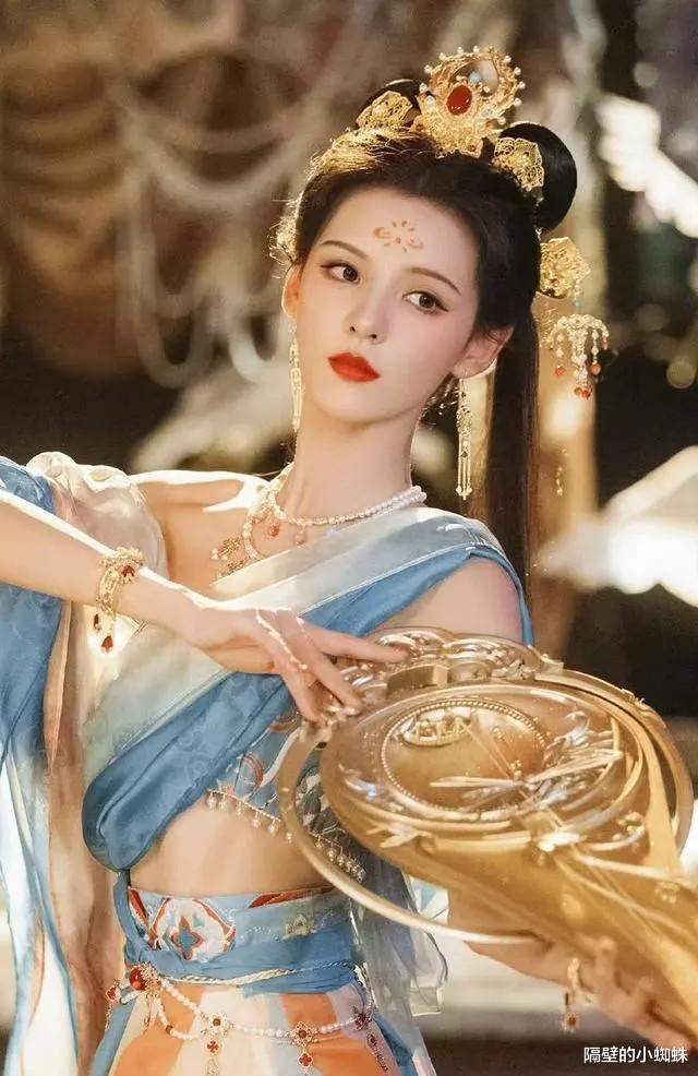 赵露思COS敦煌神女被骂惨,假发又不带,现场照片曝光惨不忍睹