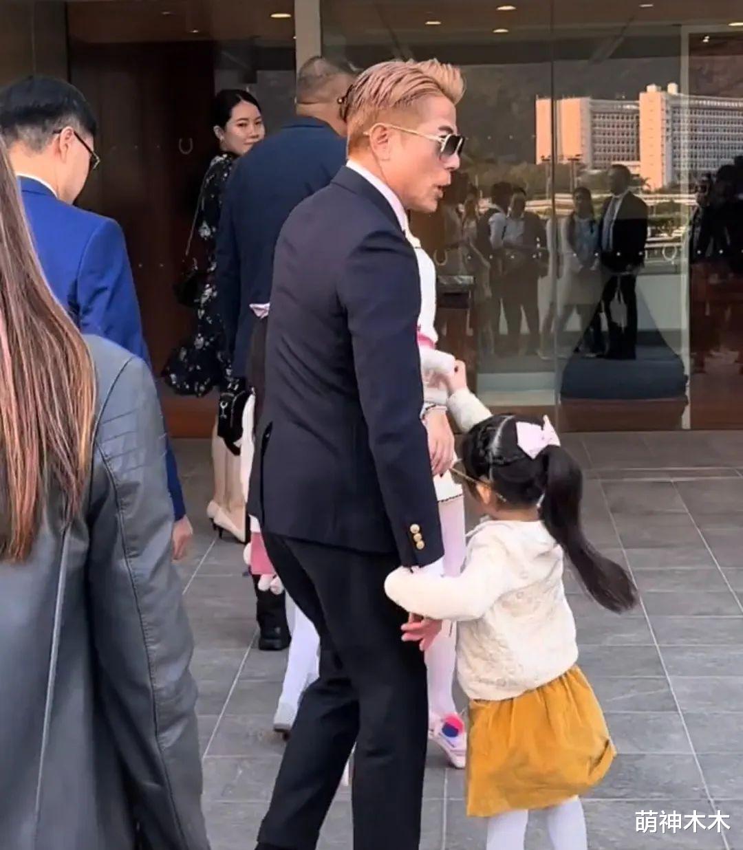 郭富城一家四口现身赛马场，女儿黏爸爸要抱抱，方媛鼻子引热议