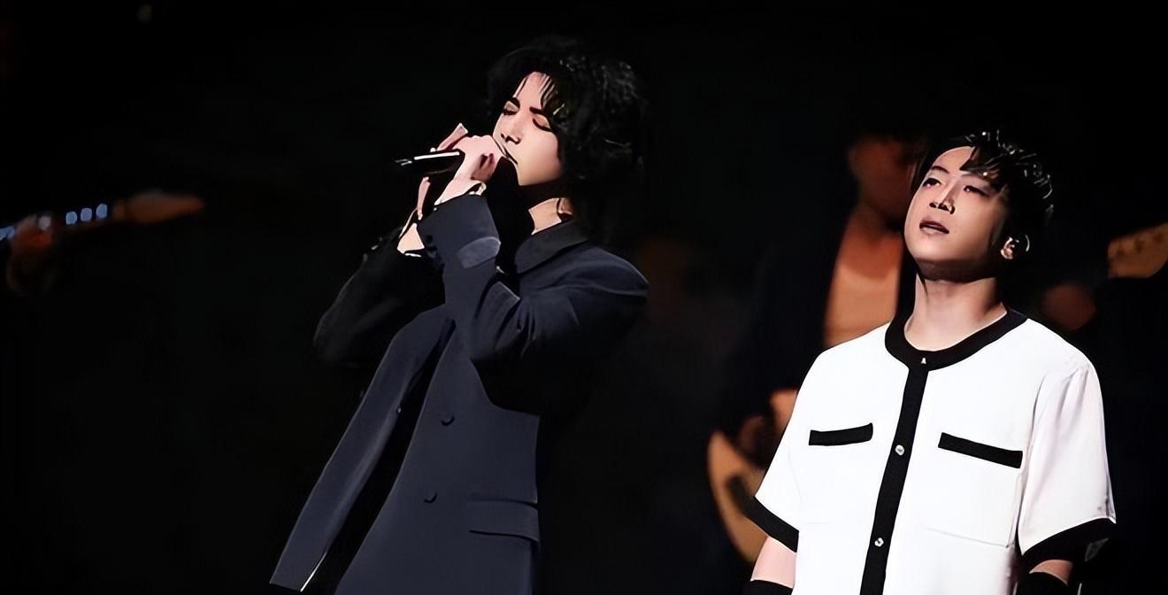 醒醒吧,一部代表作都没有,却高高在上当评委,这些小丑羞不羞