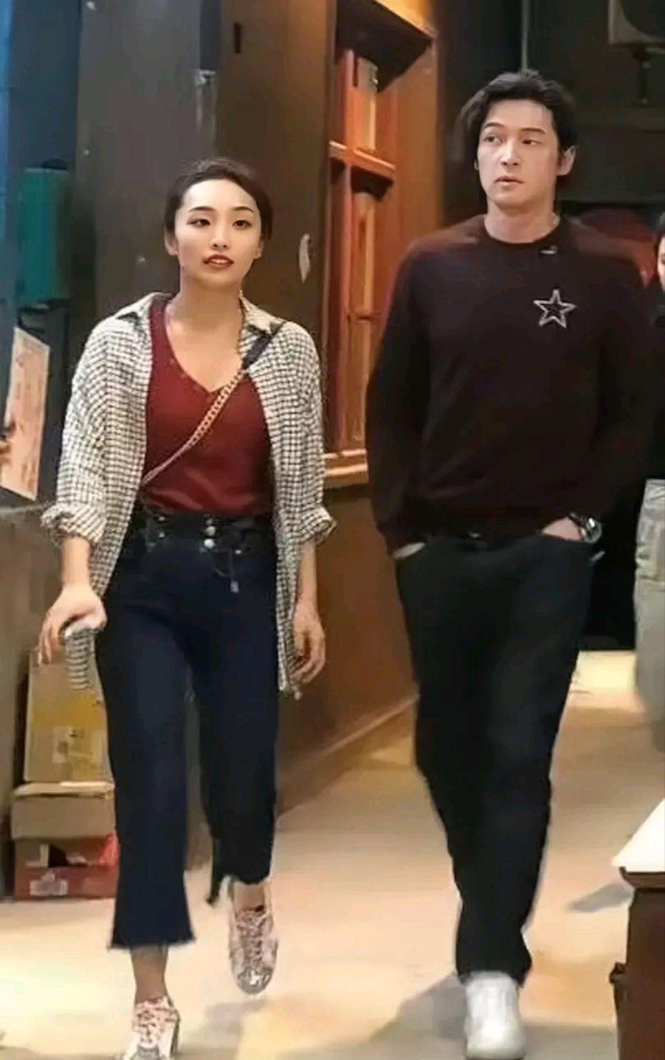 胡歌|胡歌老婆黄曦宁产后首露面！粉丝：我知道胡歌为啥娶她了！