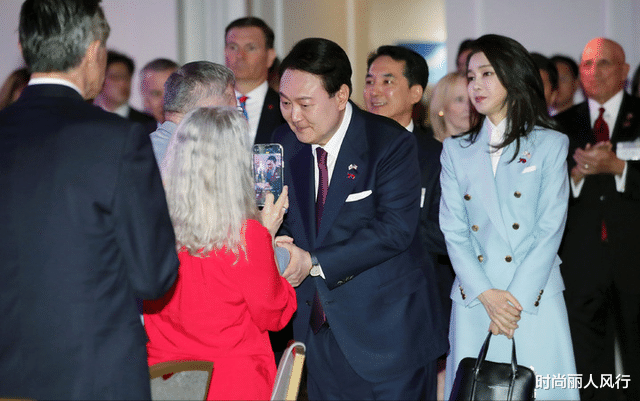 安吉丽娜·朱莉 韩国第一夫人昂首走红毯！穿白裙比吉尔还傲气，对朱莉却变小迷妹