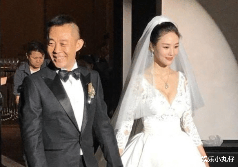 56岁侯勇携90后娇妻聚餐,女方背17万包不修边幅,被指冷淡或四婚