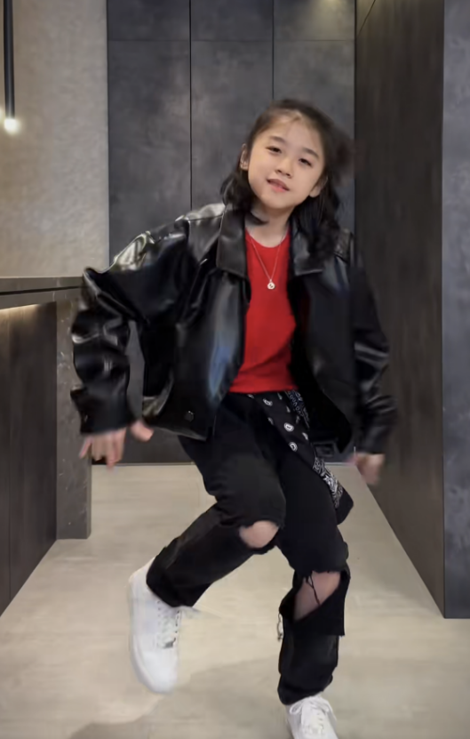 贾云馨|甜馨期盼爸妈复婚，开通小号提到李小璐贾乃亮，此前曾晒三口合影