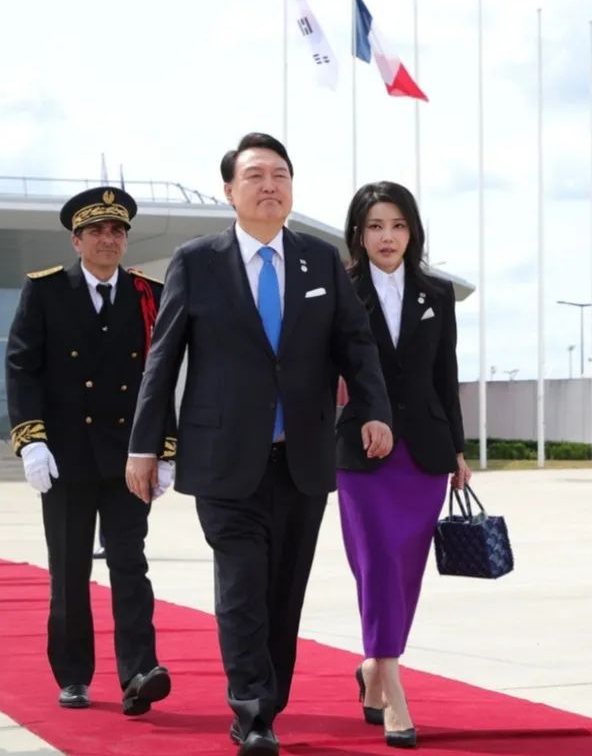 水果 韩国第一夫人金建希与布丽吉特争艳，收获满满奔赴越南，崭新形象充满魅力