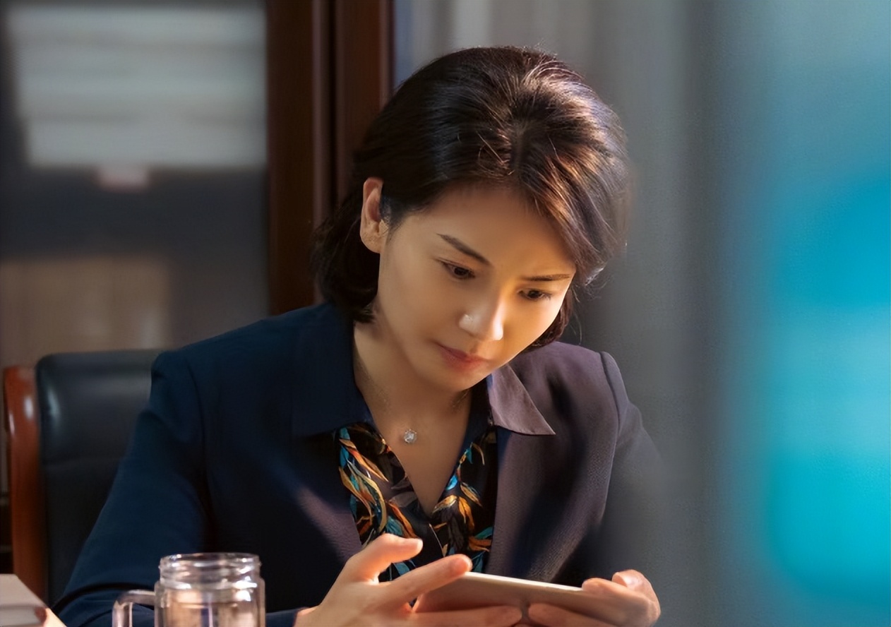 “市委书记”不是谁都能演,怪异表情、鸡冠头,观众看了都直摇头