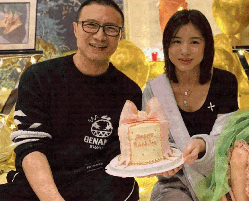 汪峰18岁女儿近照认不出！着装成熟性感很前卫，大秀好身材引热议