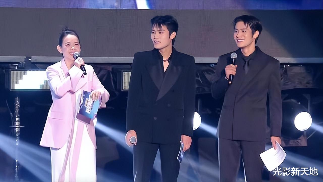 小杨哥意外曝光明星出场费,最低仅50万,扯掉娱乐圈的遮羞布