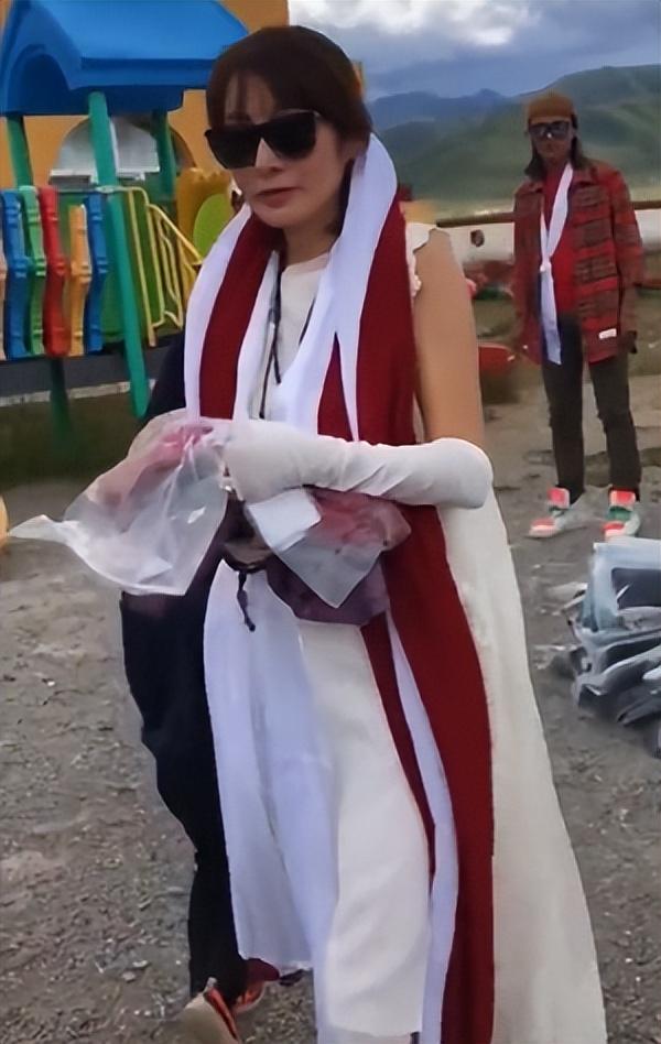 张敏,出道就是女一号,被向华胜宠了9年,55岁依旧无儿无女