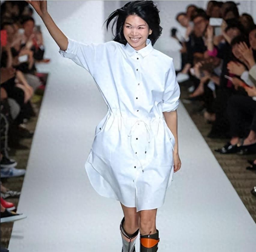 国际“丑模”吕燕逆袭,嫁入法国贵族家族,生下混血儿子颜值惊为天人