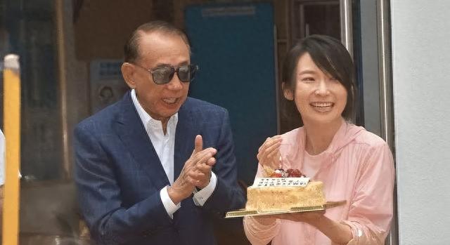 44岁TVB前实力小花遭父嘲一世做茄喱啡 今获老板封「英皇一姐」！