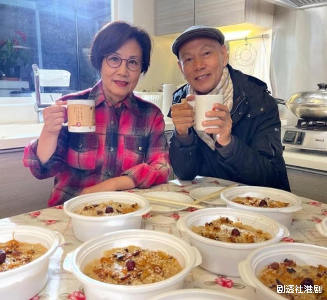 担心!76岁知名港星现身佛山医院,大夏天穿羽绒服裹围巾引关注