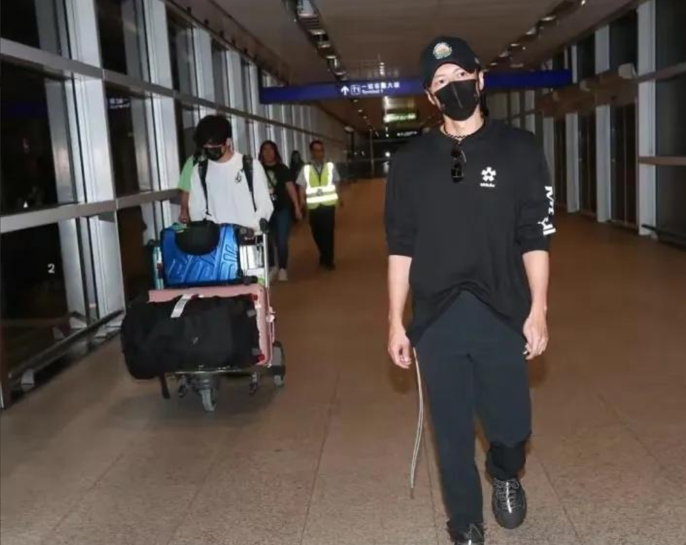 谢霆锋长子回香港啦！穿白色休闲装推着行李超帅，张柏芝并未同行