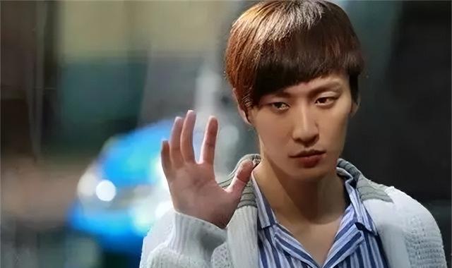 乔任梁|乔任梁墓,墓地鲜花环绕,一把他最喜欢弹奏的吉他常年陪伴着他