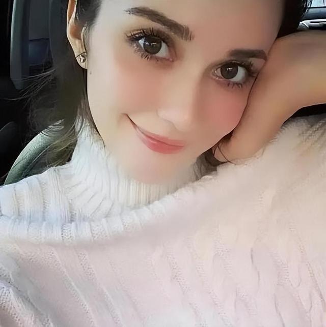 她是乌克兰艺体冠军，为爱放弃国籍嫁到中国，37岁生二胎仍似少女