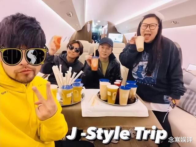 周杰伦|周杰伦在私人飞机上喝果茶，胡子拉碴不顾形象，表示不害怕会长胖