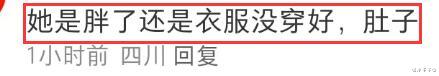 李嘉欣一家3口上海被偶遇,背万元包包被嘲衣品差,小腹引争议!