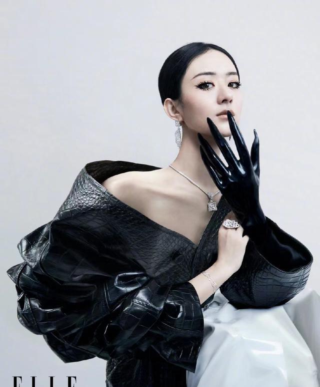 迪丽热巴|海清《出色》开年刊封面,全程黑丝又美又酷,横躺桌上太霸气