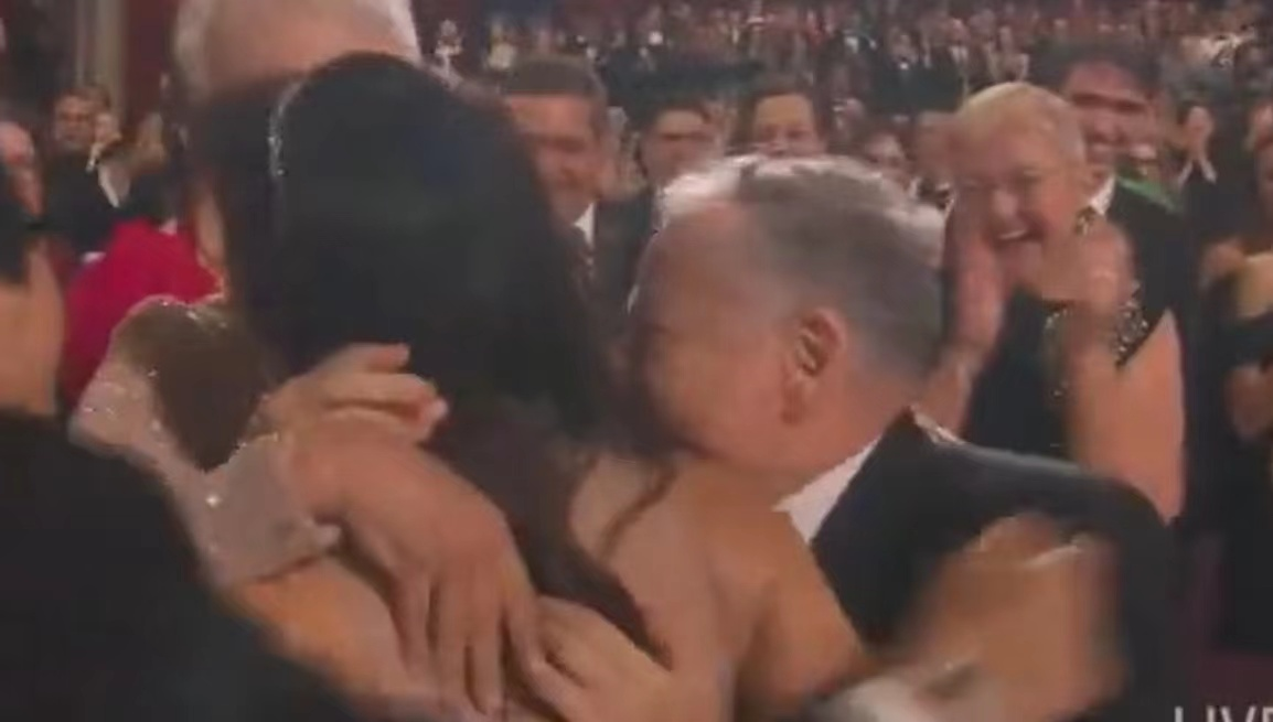 杨紫琼|61岁杨紫琼与大16岁男友现身!两人同框似父女,感情恩爱当众热吻