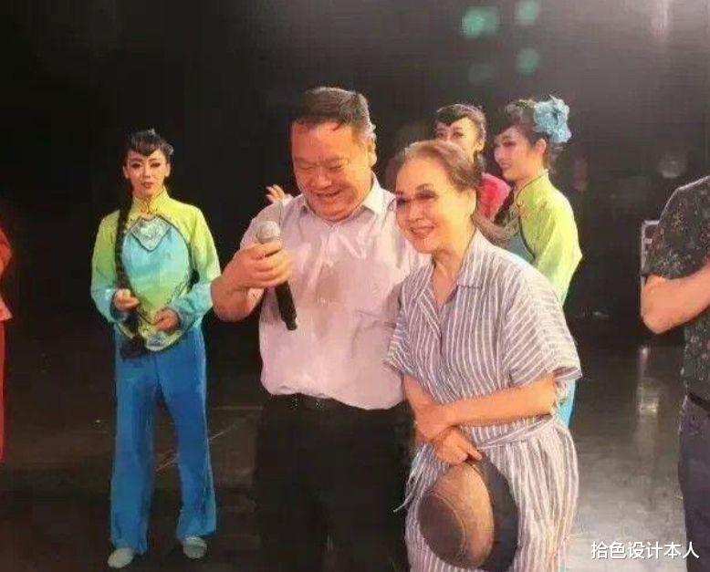 社交平台 看到78岁李谷一摘假发、卸浓妆，我悟了：女人直面衰老才是真的美