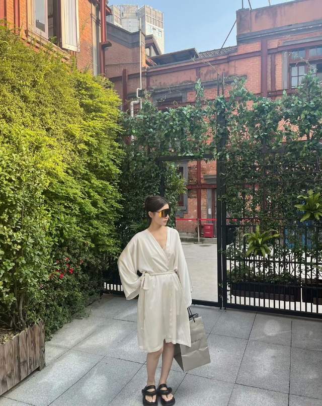 黄景瑜前妻被打脸，体面人设维持不住了：女人的体面，都是钱给的