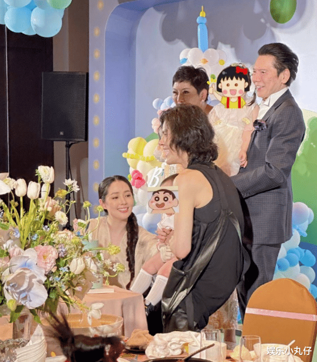 演唱会|向太晒周岁长孙正脸！向佐邋遢似保姆，紧拥郭碧婷遮小腹疑怀三胎