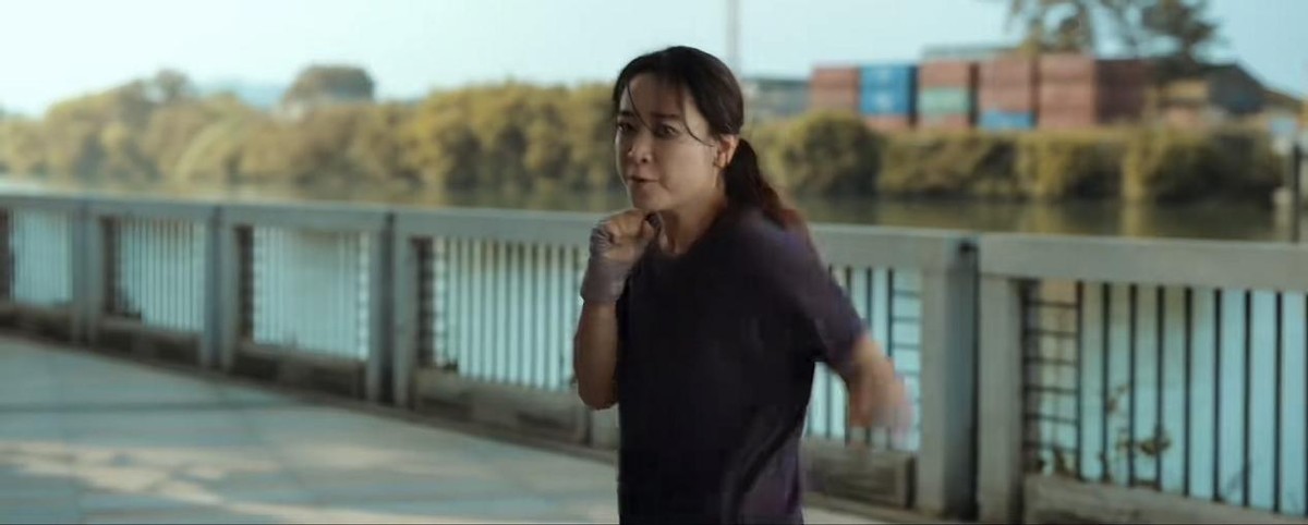 贾玲公布瘦身海报!皮松肉垮瘦脱相,五官显老被嘲撞脸张翰