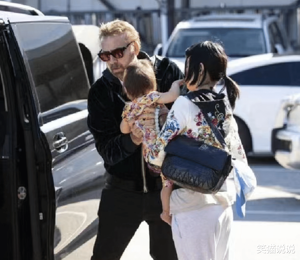 59岁尼古拉斯带家人外出,怀抱一岁女儿好开心,与孩子对视很有爱!