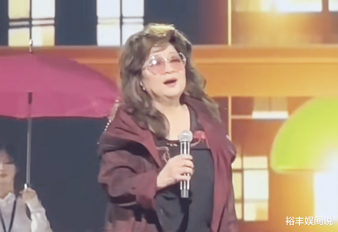 74岁徐小凤湾区晚会献唱遭质疑!口离麦远疑似假唱,多人在线回怼