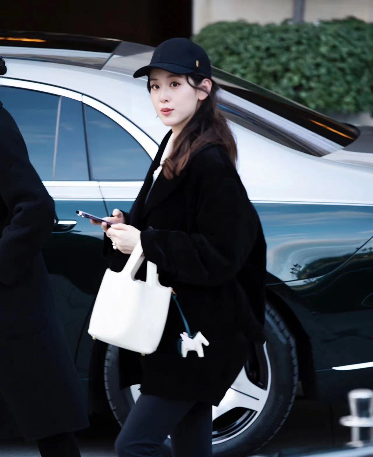 章泽天|29岁章泽天近照认不出！穿着成熟略显老态，面部消瘦下巴凸出