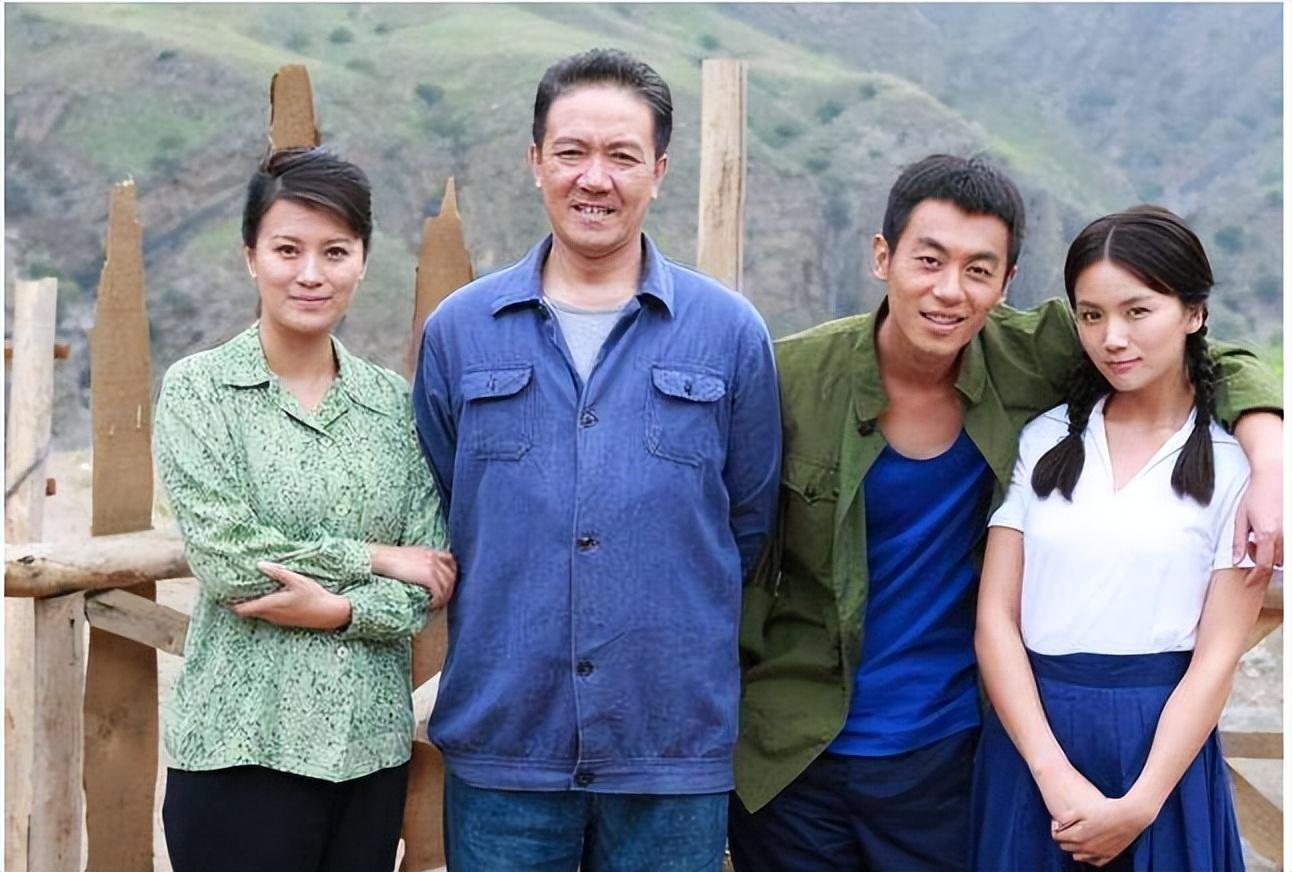 李幼斌携三婚老婆亮相，65岁他的已头发半秃，老成爷爷辈