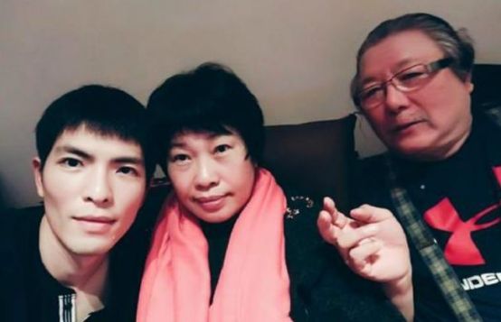 萧敬腾和经纪人登记结婚，亲妈满脸喜悦，干妈向太竟未送祝福