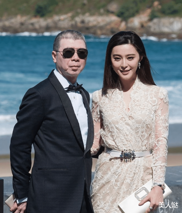 范冰冰冯小刚合体照罕见流出,穿蕾丝裙贴身亲密合影,冯小刚一脸得意很享受