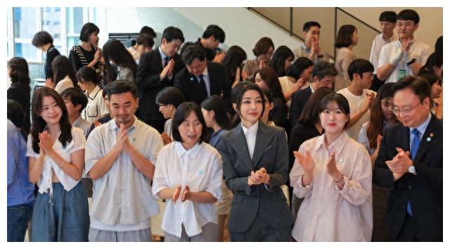 韩国第一夫人装束典雅赴美 吸睛灰色套装登场