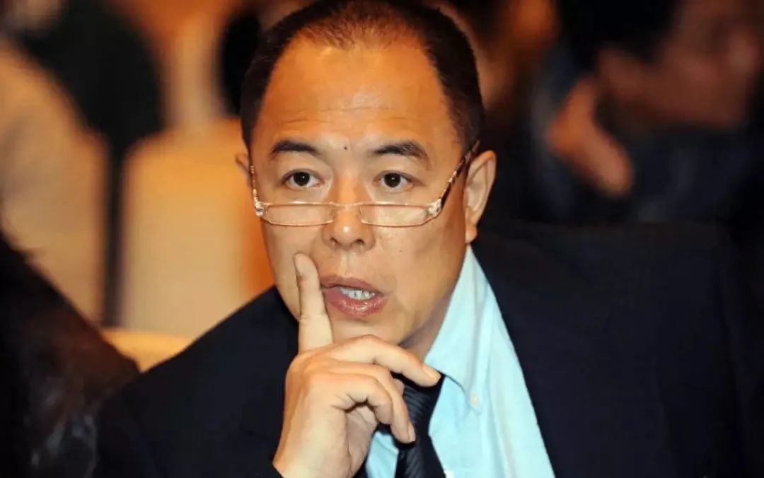 活该！66岁张铁林现状实惨，双腿打石膏坐轮椅，日常靠卖字画为生！