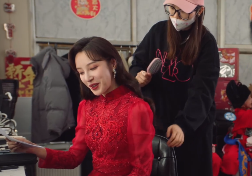 |五位央视龙年春晚主持人,个个实力不凡,皆受观众喜爱,最小30岁