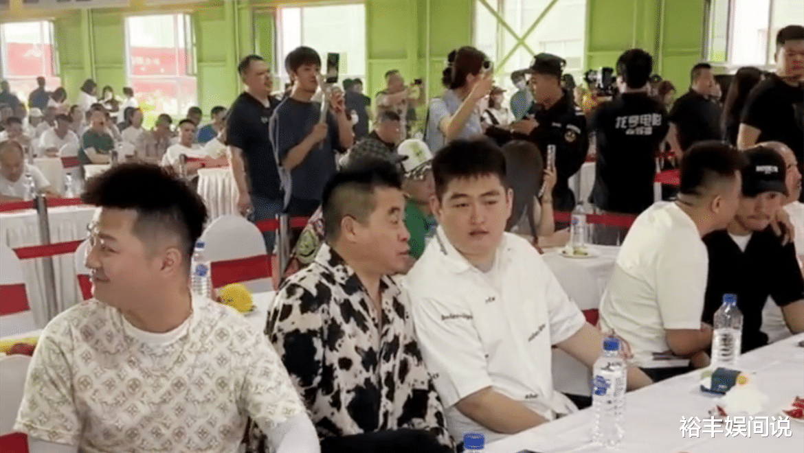 赵大牛|赵大牛新店开业阵仗大！赵本山弟子到场豪车遍地，魏三放下过往