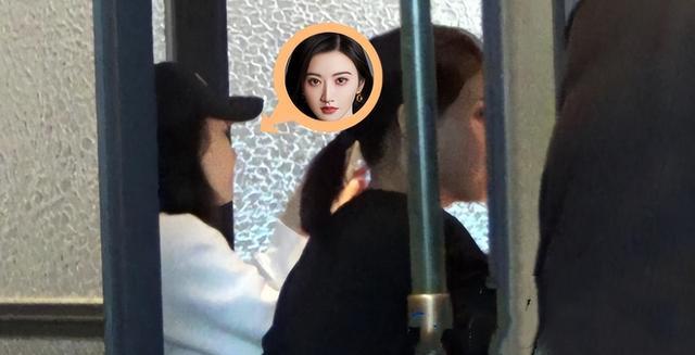 景甜|景甜情色广告风波后首露面!包裹严实怕被看出,餐桌上闷头玩手机