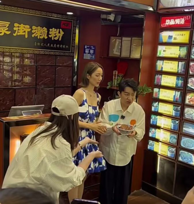 王祖蓝|王祖蓝夫妇现身家具店,李亚男被赞又高又瘦,两人身高对比太明显