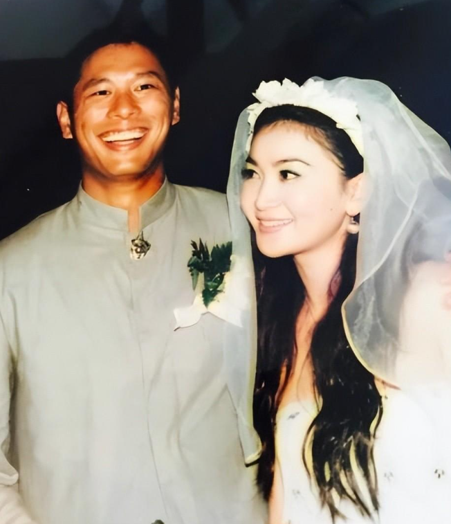 温碧霞|56岁温碧霞晒泳装照！开十几级美颜，一肚子赘肉满脸皱纹仍不服老！