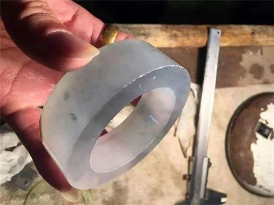 飘花翡翠|莫西沙冰种飘花翡翠原石手镯加工全程