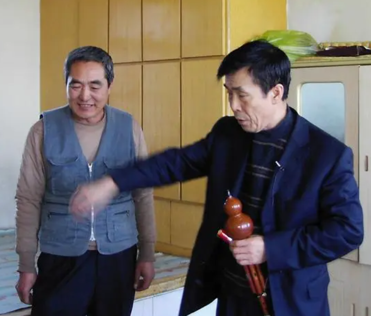 吴倩|老艺术家何庆魁: 75岁高龄, 被儿子爆料\他嫖不动了, 每月1万就够用了\