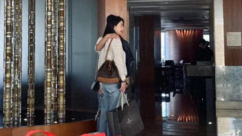 郭晶晶忙完亚运返港参加婚宴，拎奢侈品包包显贵气！和友人聊不停