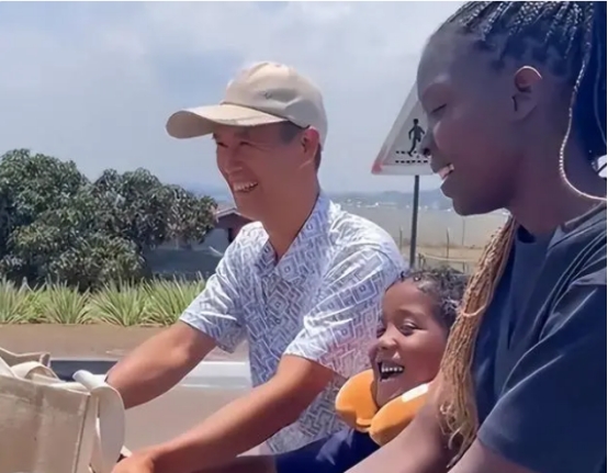 吴建云抛妻携儿回国后,小甜欲将rose娘家接回国,疑为直播带货策划