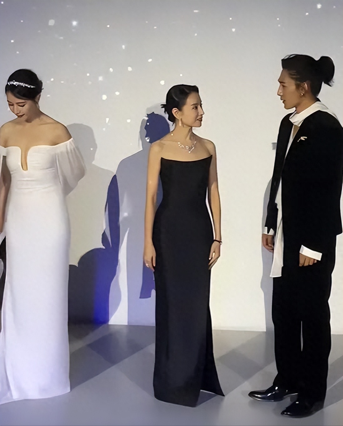 高圆圆好不容易性感了一回,在董洁面前却显得好幼稚做作