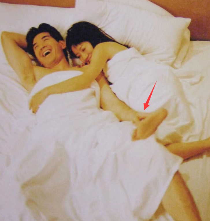 62岁费翔成功翻红!多年前亲密照再被传出,女星陶晶莹动作大胆