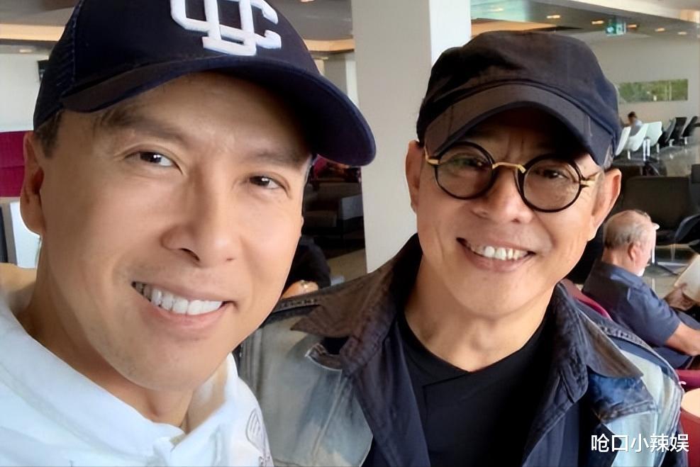 60岁李连杰去向佐家聚会,抱Cora坐腿上互动,网友:不避嫌?