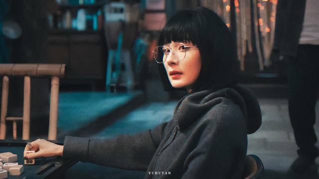 杨幂朵拉头新发型释出，手捧钞票凹造型又美又帅，眼神超A