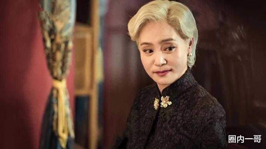 被3位女星惊艳到：白发不染，不整科技脸，用松弛感诠释优雅老去