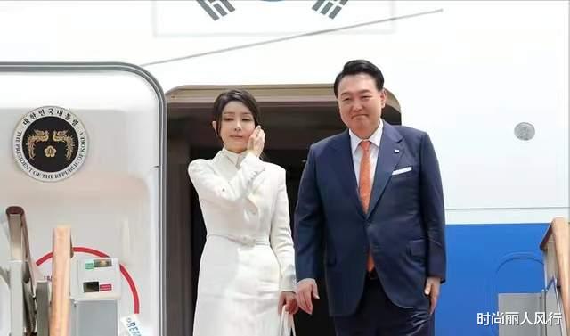 穿衣搭配 韩国第一夫人在立陶宛街头高调秀恩爱！打扮清纯笑容像初恋，超美